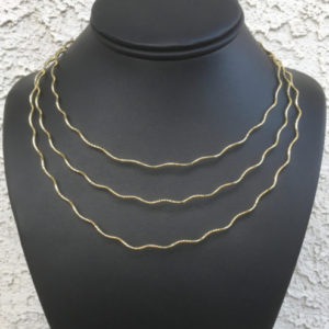 gold wavy chains